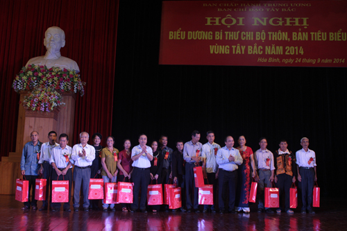 Biểu dương bí thư chi bộ thôn, bản tiêu biểu vùng Tây Bắc ảnh 1